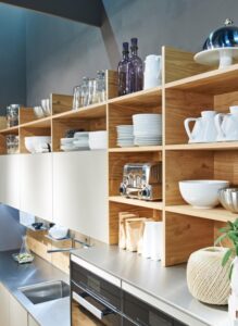 Küche aufgelockert geplant, im Hängeschrankbereich viel offene Regale kombiniert mit wenig Oberschränken.