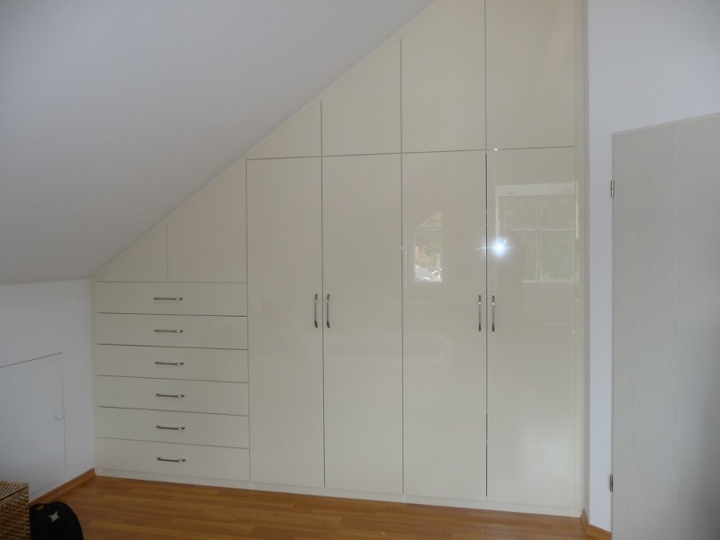 Einbauschrank in Dachschräge