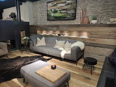 Wandvertäfelung aus Altholz mit Skihüttencharakter für ein Wohnzimmer in Weilheim.