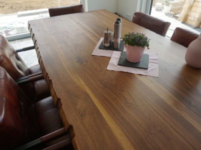 Handgefertigter Holztisch